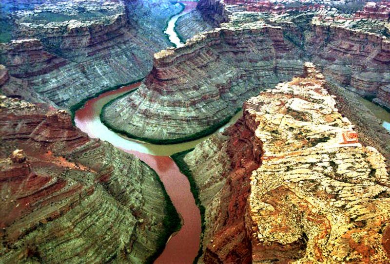 Confluence-of-the-Green-and-Colorado-Rivers-in-Canyonlands-National-Park-Utah-USA.